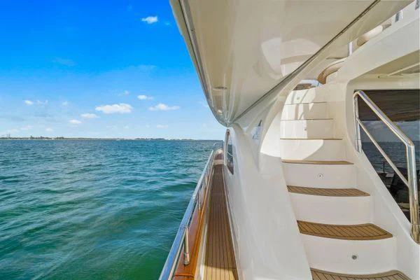 85ft Azimut Del Mar elegant furnishing